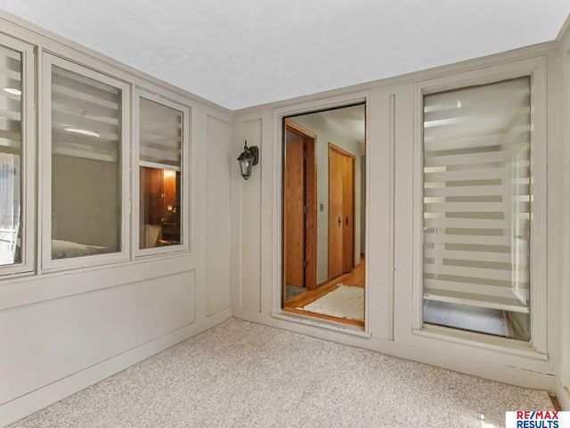 6013 Oak Hills Drive, Omaha, NE 68137