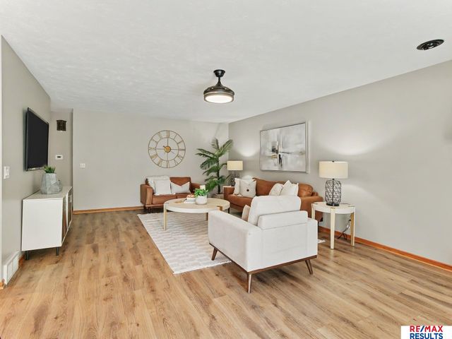 6013 Oak Hills Drive, Omaha, NE 68137