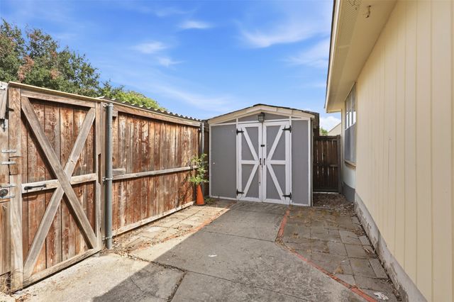 13915 Brookgreen Drive, Dallas, TX 75240
