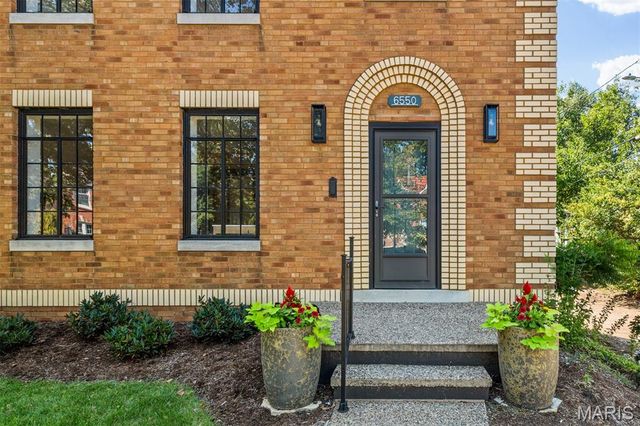 6550 Walsh Street, St Louis, MO 63109
