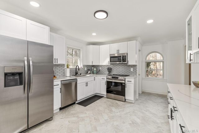 10 Tall Oaks Court, Manorville, NY 11949