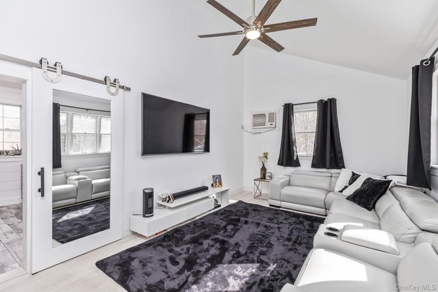 10 Tall Oaks Court, Manorville, NY 11949