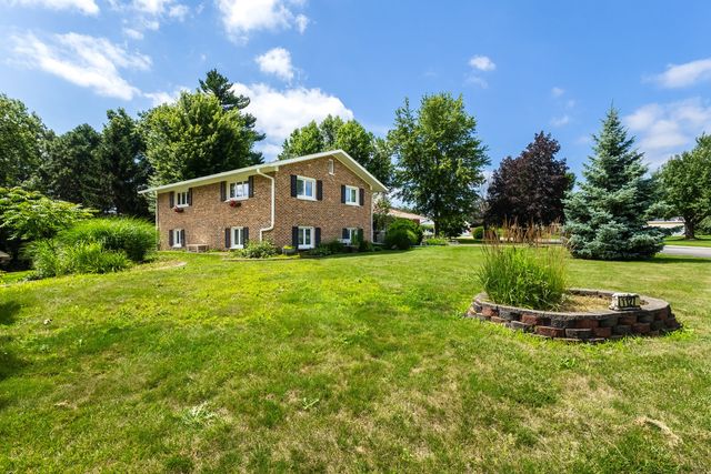 1127 Highland Park Drive, Bettendorf, IA 52722