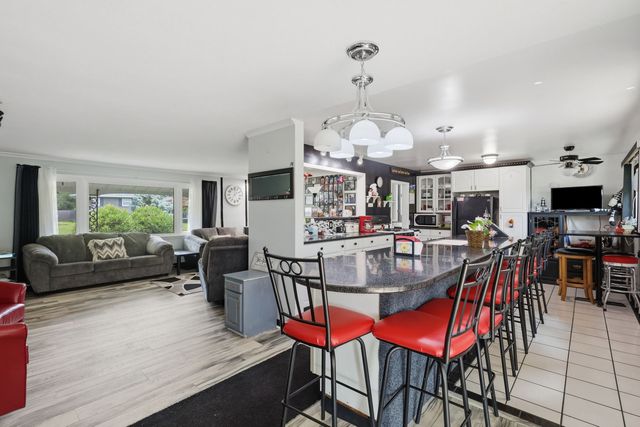 1127 Highland Park Drive, Bettendorf, IA 52722