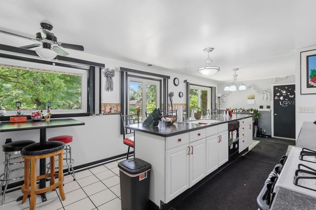 1127 Highland Park Drive, Bettendorf, IA 52722