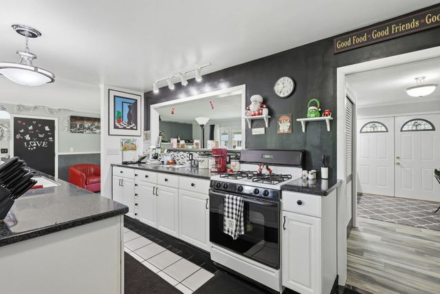 1127 Highland Park Drive, Bettendorf, IA 52722