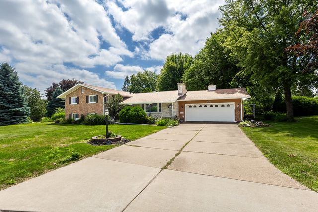 1127 Highland Park Drive, Bettendorf, IA 52722