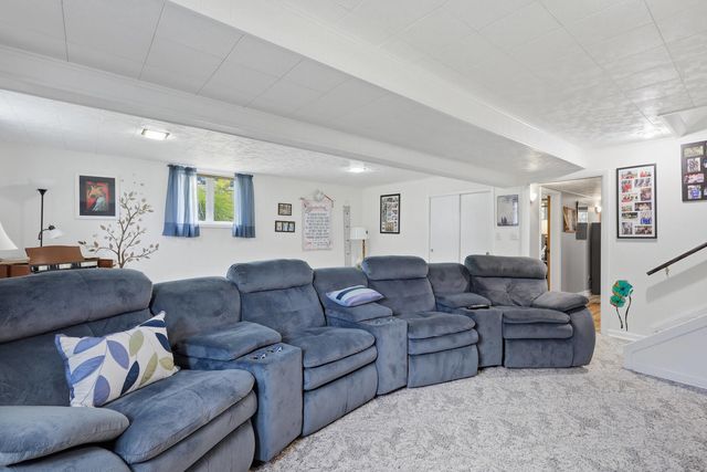 1127 Highland Park Drive, Bettendorf, IA 52722