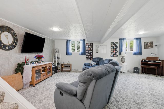 1127 Highland Park Drive, Bettendorf, IA 52722