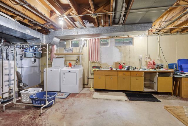 1127 Highland Park Drive, Bettendorf, IA 52722