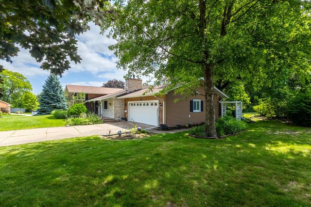 1127 Highland Park Drive, Bettendorf, IA 52722
