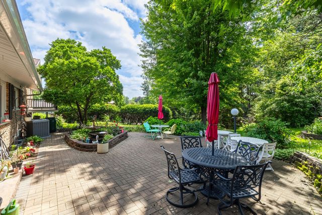 1127 Highland Park Drive, Bettendorf, IA 52722
