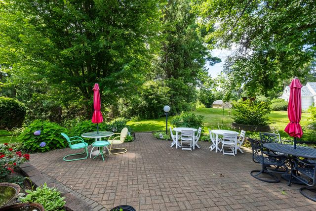 1127 Highland Park Drive, Bettendorf, IA 52722