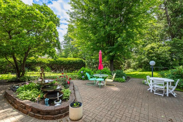 1127 Highland Park Drive, Bettendorf, IA 52722