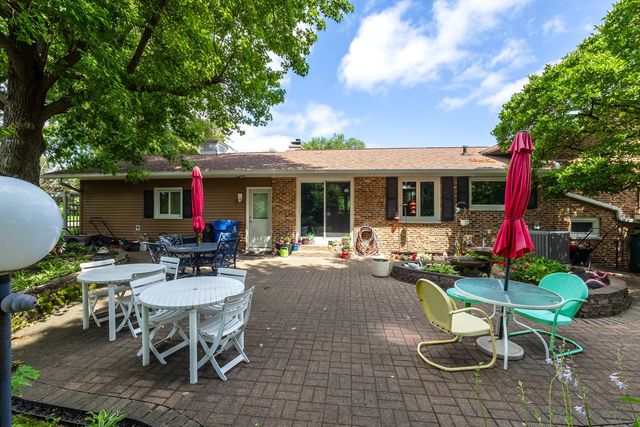 1127 Highland Park Drive, Bettendorf, IA 52722