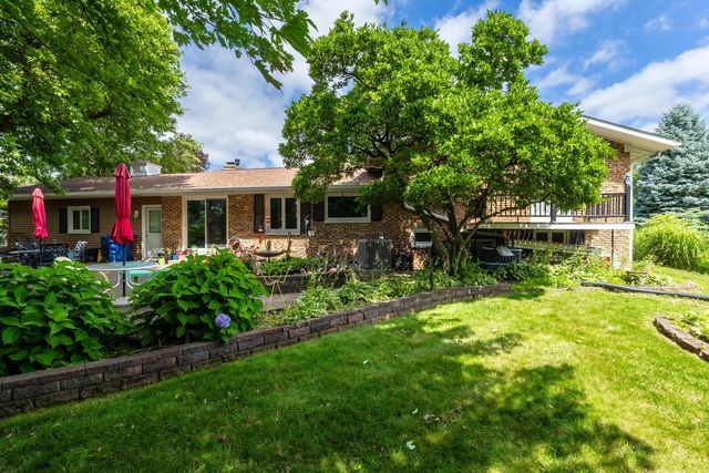 1127 Highland Park Drive, Bettendorf, IA 52722
