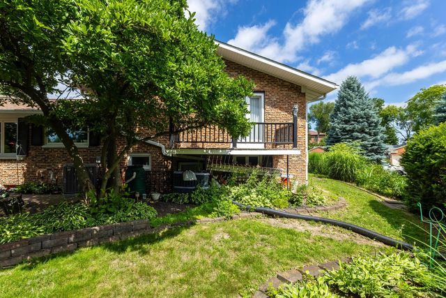 1127 Highland Park Drive, Bettendorf, IA 52722