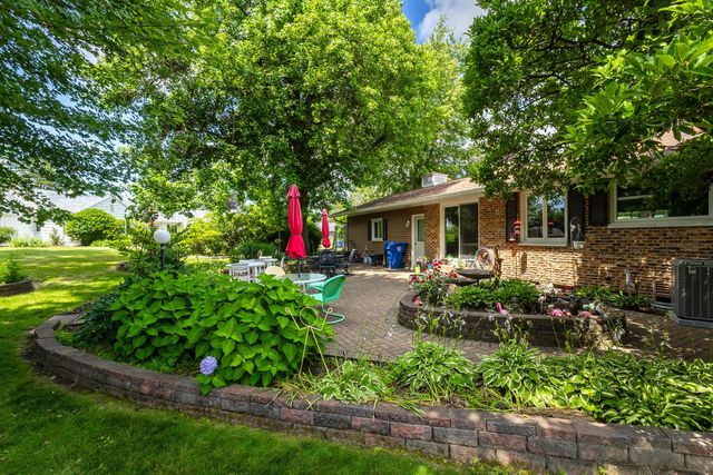 1127 Highland Park Drive, Bettendorf, IA 52722