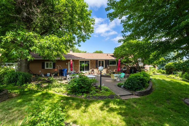 1127 Highland Park Drive, Bettendorf, IA 52722