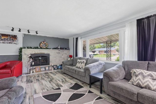 1127 Highland Park Drive, Bettendorf, IA 52722