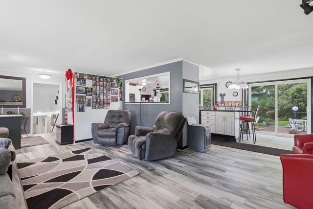 1127 Highland Park Drive, Bettendorf, IA 52722