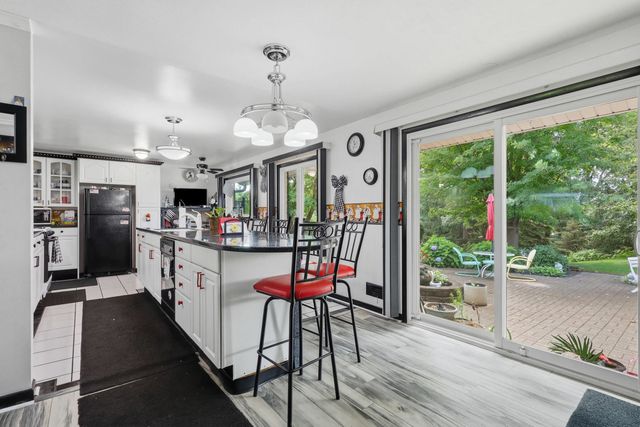 1127 Highland Park Drive, Bettendorf, IA 52722