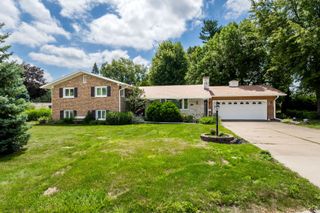 1127 Highland Park Drive, Bettendorf, IA 52722