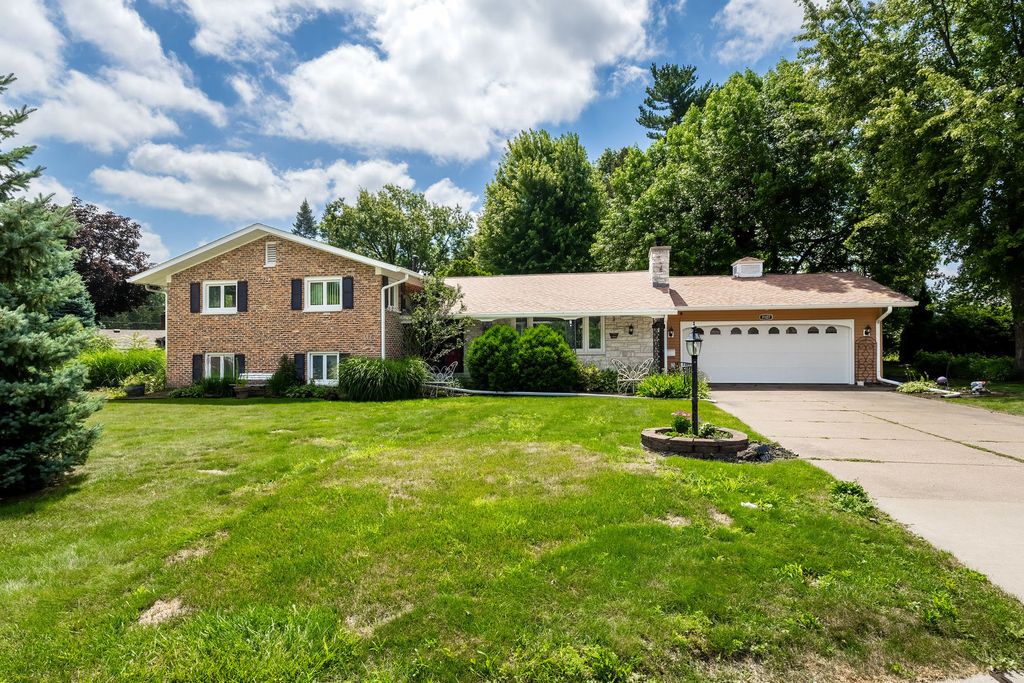 1127 Highland Park Drive, Bettendorf, IA 52722