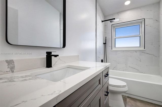 104 Wedgewood Lks S, Green Acres, FL 33463