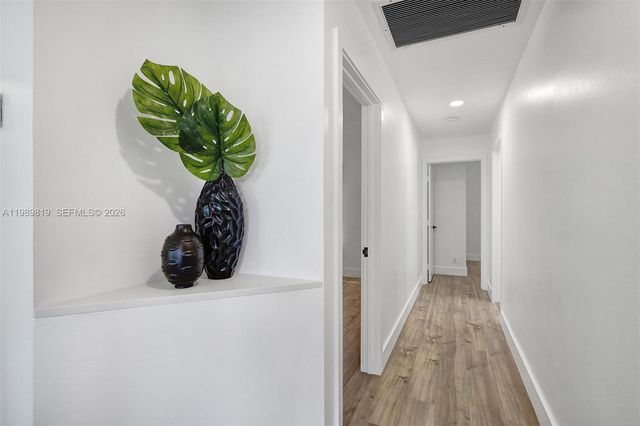 104 Wedgewood Lks S, Green Acres, FL 33463