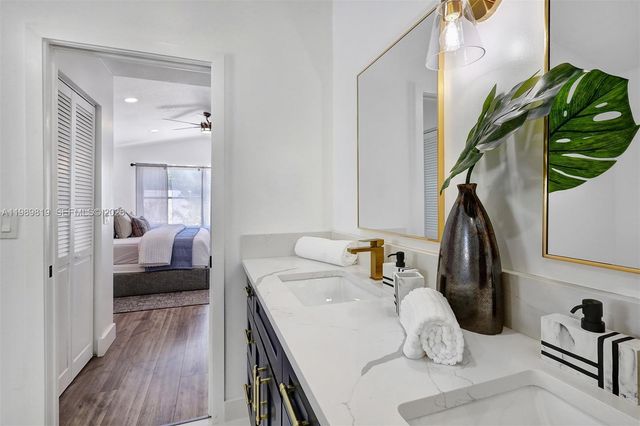 104 Wedgewood Lks S, Green Acres, FL 33463