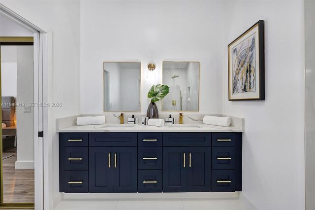 104 Wedgewood Lks S, Green Acres, FL 33463