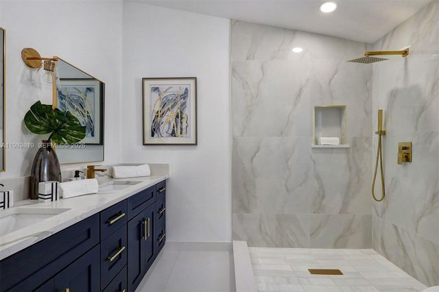 104 Wedgewood Lks S, Green Acres, FL 33463