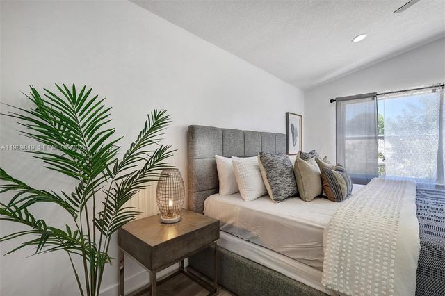 104 Wedgewood Lks S, Green Acres, FL 33463