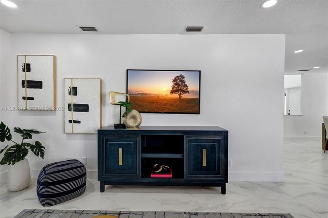 104 Wedgewood Lks S, Green Acres, FL 33463