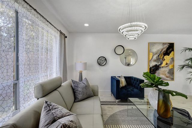 104 Wedgewood Lks S, Green Acres, FL 33463