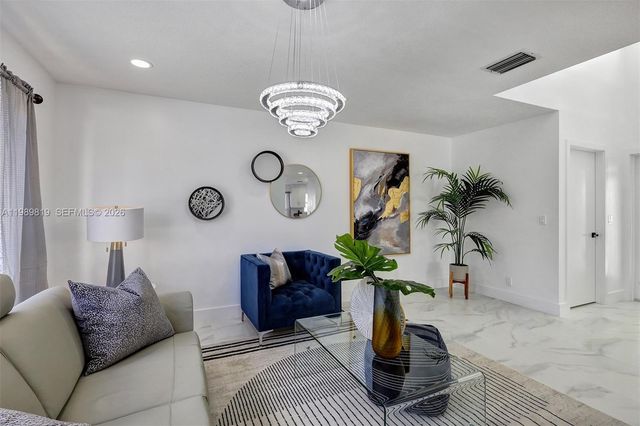 104 Wedgewood Lks S, Green Acres, FL 33463