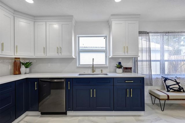 104 Wedgewood Lks S, Green Acres, FL 33463