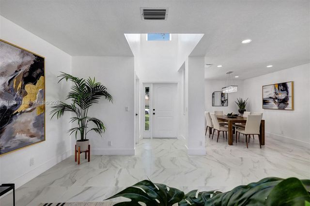 104 Wedgewood Lks S, Green Acres, FL 33463