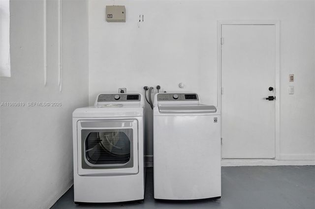 104 Wedgewood Lks S, Green Acres, FL 33463