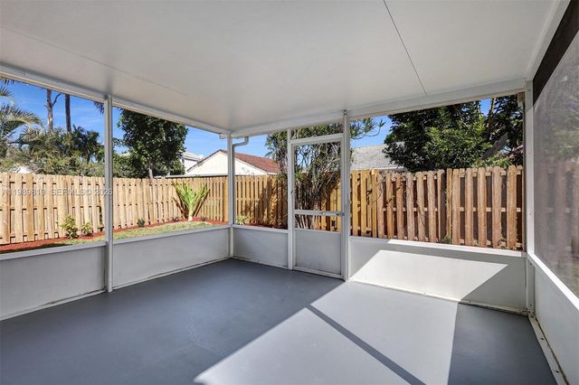 104 Wedgewood Lks S, Green Acres, FL 33463