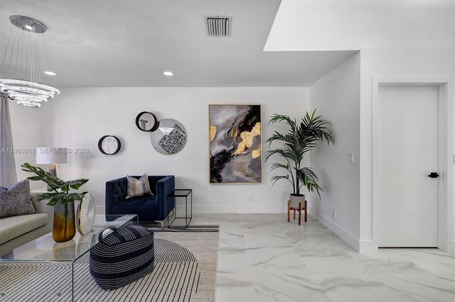 104 Wedgewood Lks S, Green Acres, FL 33463