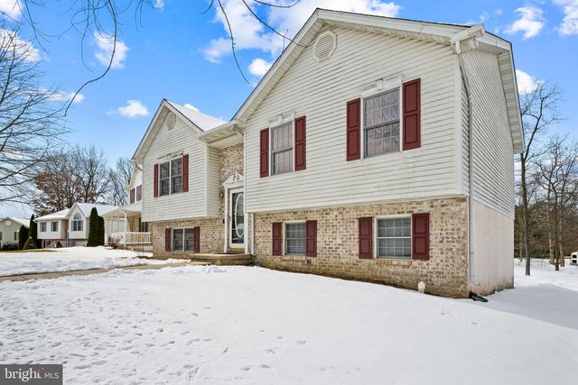 11 YORKTOWNE CT, Littlestown, PA 17340