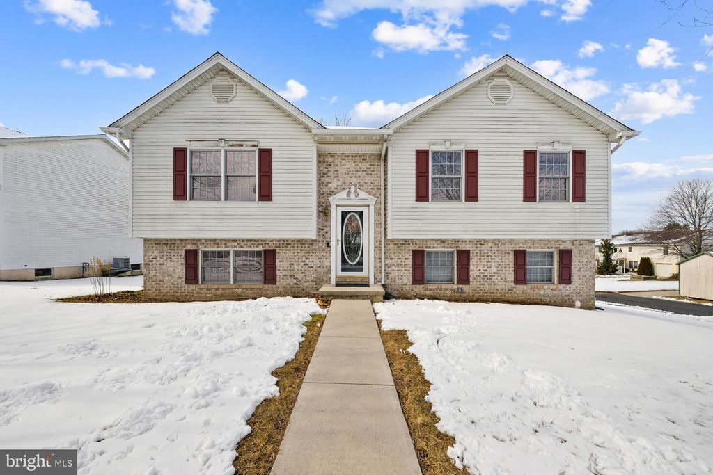 11 YORKTOWNE CT, Littlestown, PA 17340