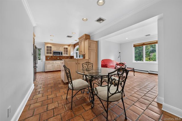 43 Fernwood Lane, Roslyn, NY 11576