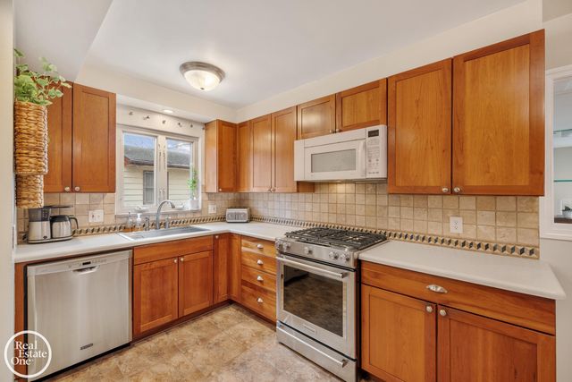 1623 Severn Road, Grosse Pointe Woods, MI 48236