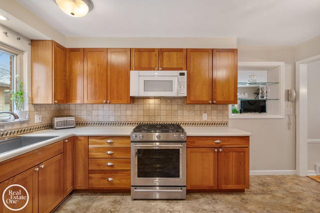 1623 Severn Road, Grosse Pointe Woods, MI 48236