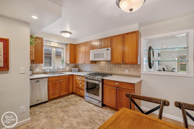 1623 Severn Road, Grosse Pointe Woods, MI 48236