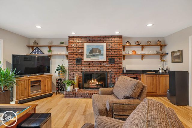 1623 Severn Road, Grosse Pointe Woods, MI 48236