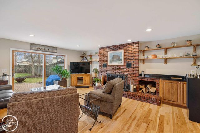 1623 Severn Road, Grosse Pointe Woods, MI 48236